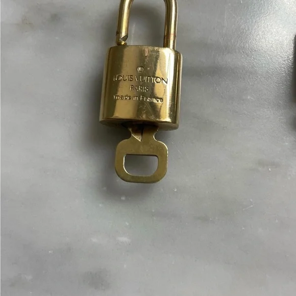 🌿authentic Louis Vuitton bundle of 2 locks. - Picture 4 of 4